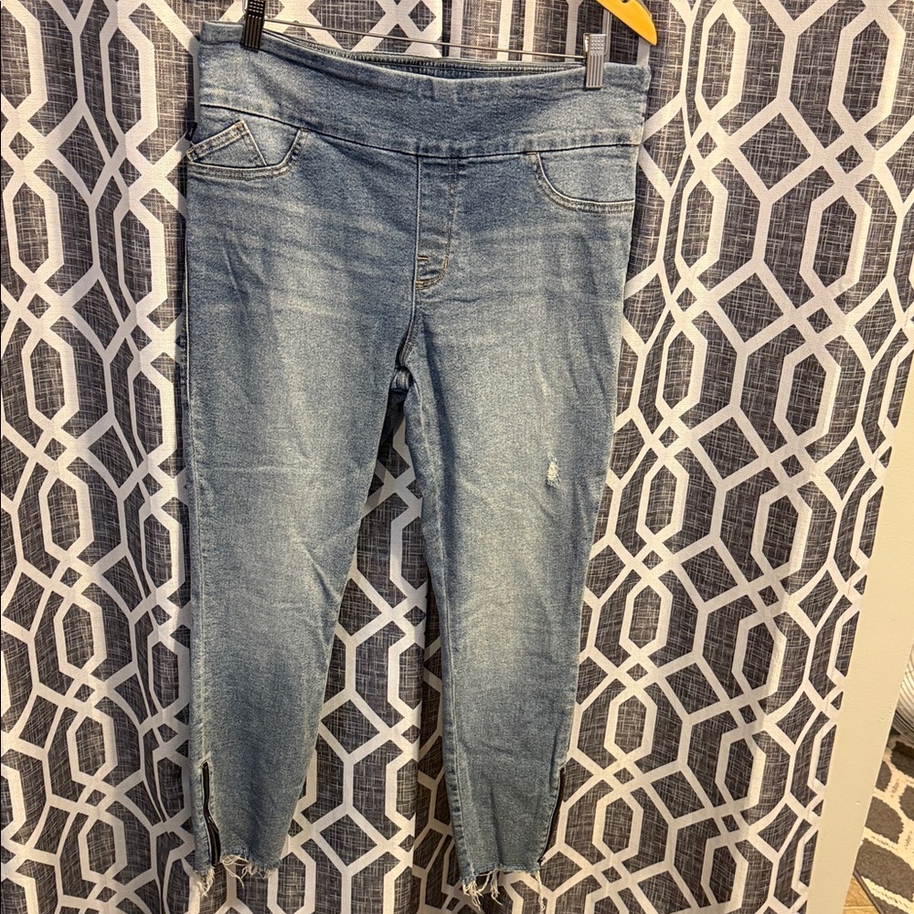 Rock&Republic slimming pull on Stylish Women's Size 16 Jeans with ankle zippers